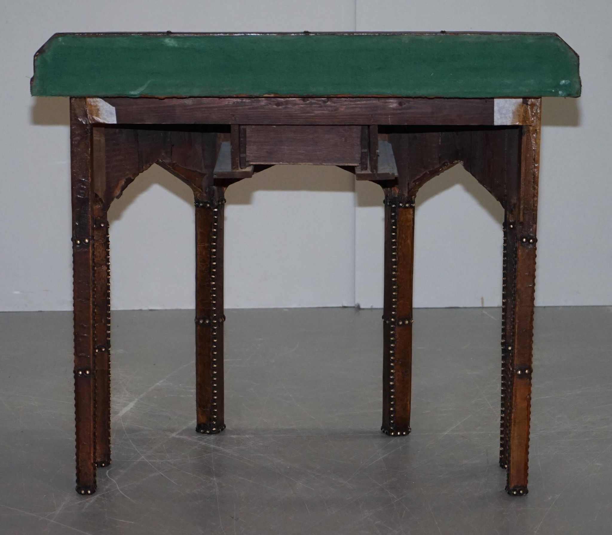 Table Console Antique en Cuir Clouté Style Gothique Pugin Restaurée
