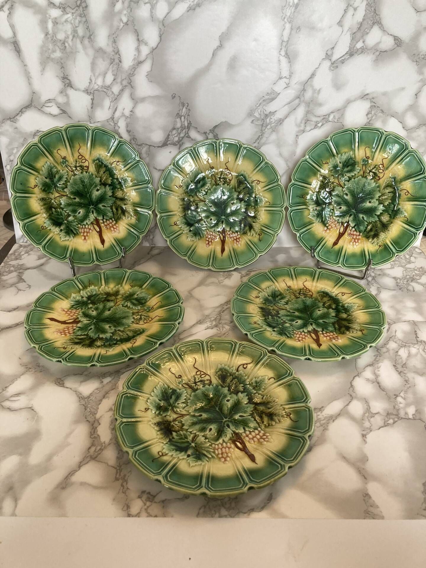 12 assiettes barbotine Sarreguemines décor vignes