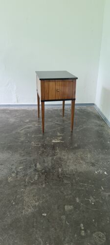 Table d’appoint en marbre antique/vintage surmontée