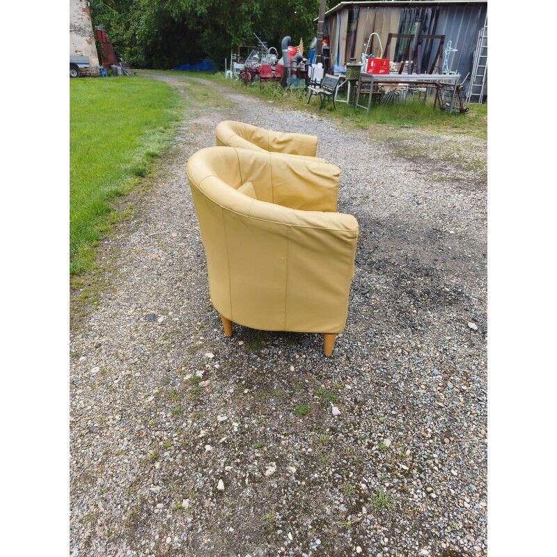 Paire de fauteuils simili cuir marron clair vintage