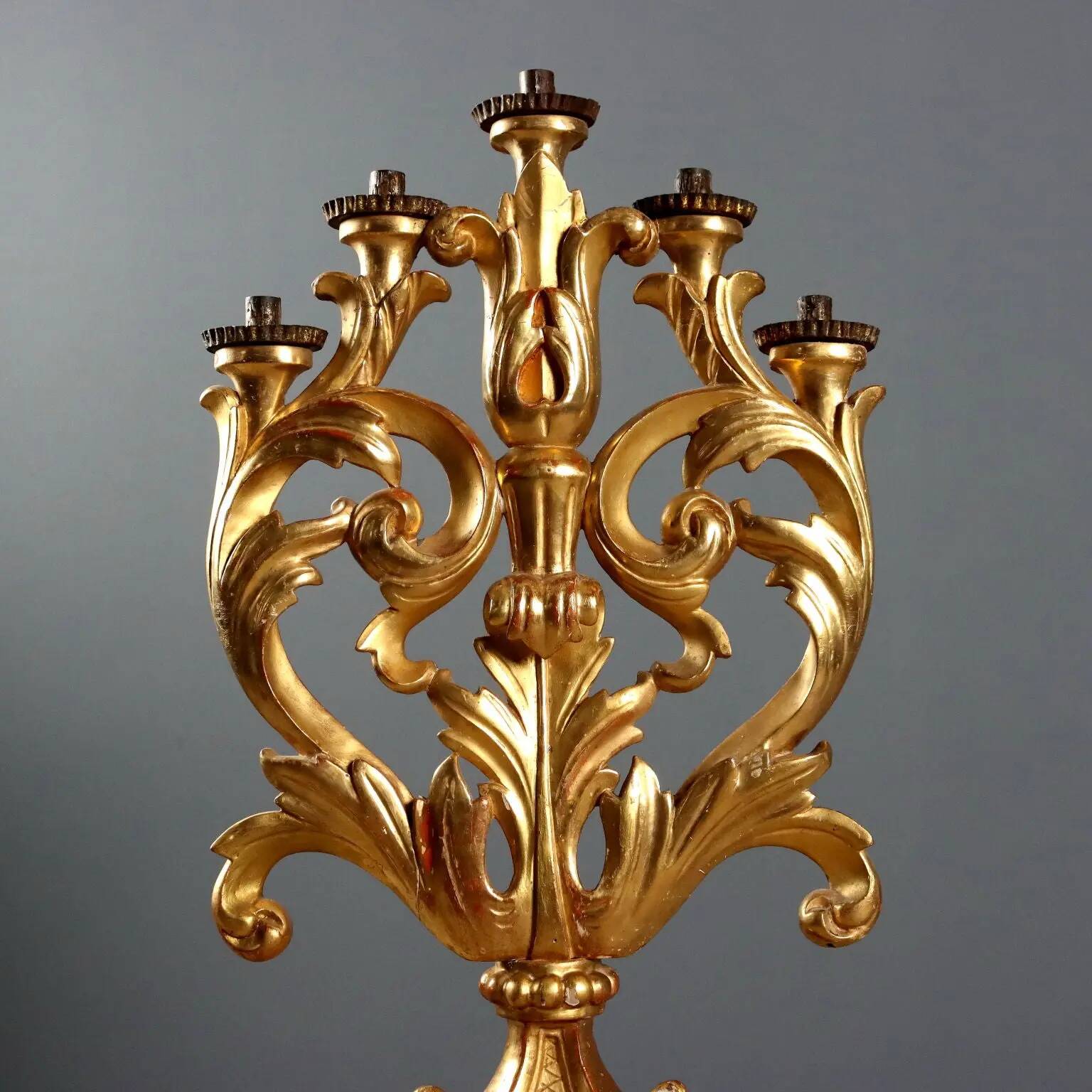 Paire de candélabres anciens en bois sculpté et doré, 5 lumières, XVIIIe siècle