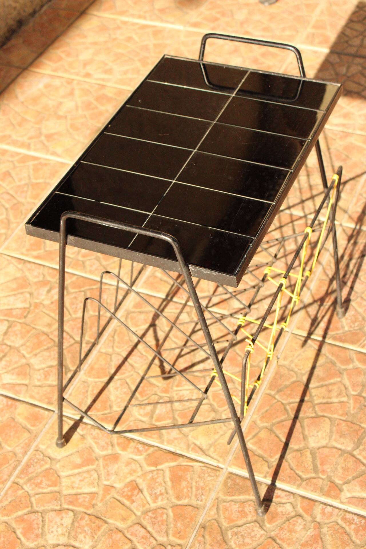 Vintage magazine/vinyl rack table – Black tiled top, scoubidou trim