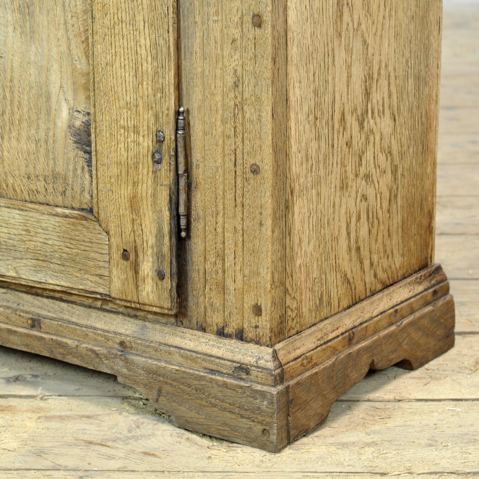 Small oak cabinet, circa 1820