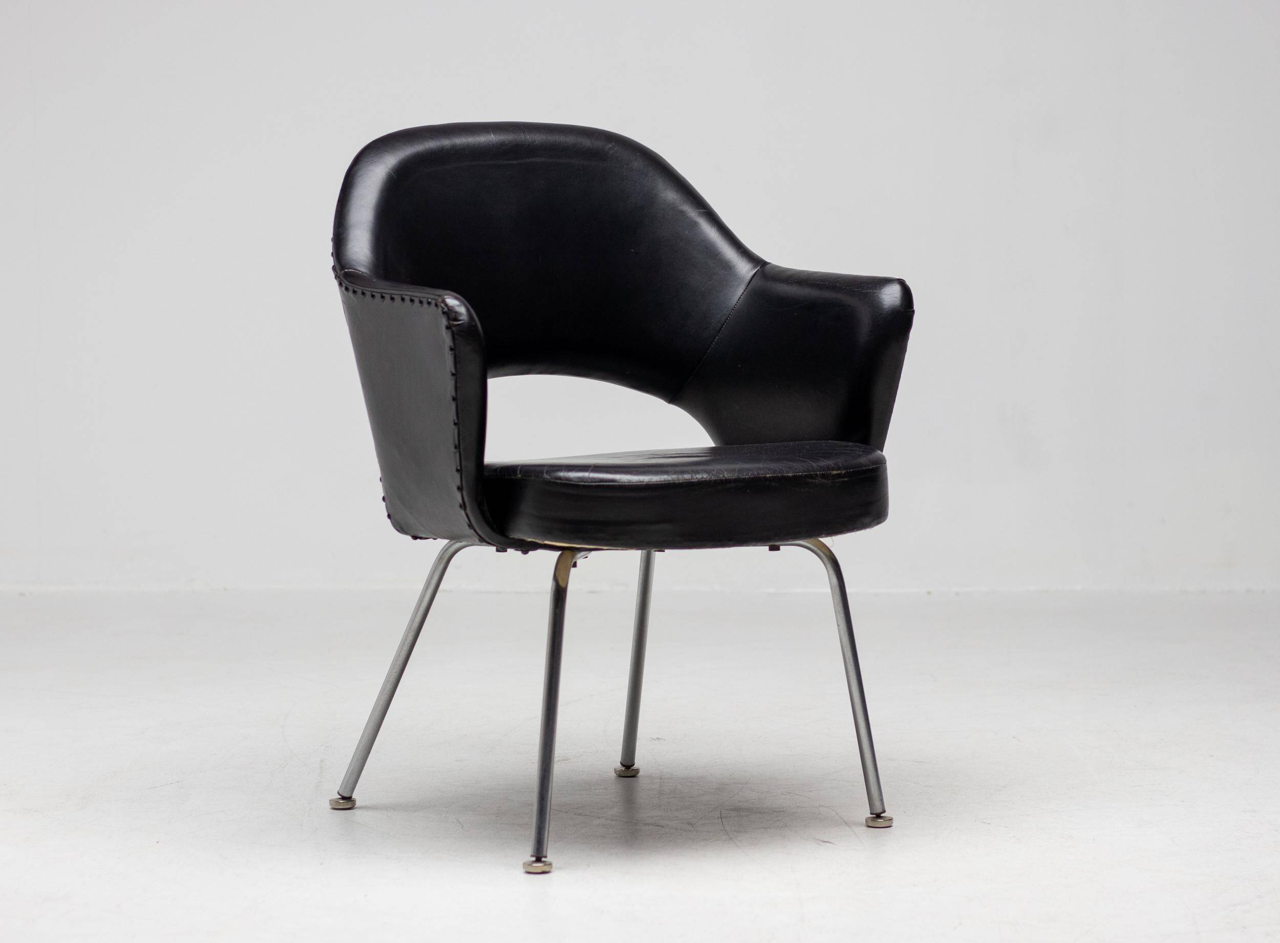 Set of 4 Saarinen executive chairs for Knoll in original black leather.