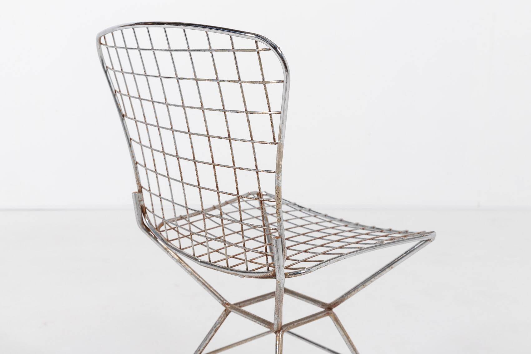 Pair of vintage Italian architectural design steel wire chairs from the 1970s