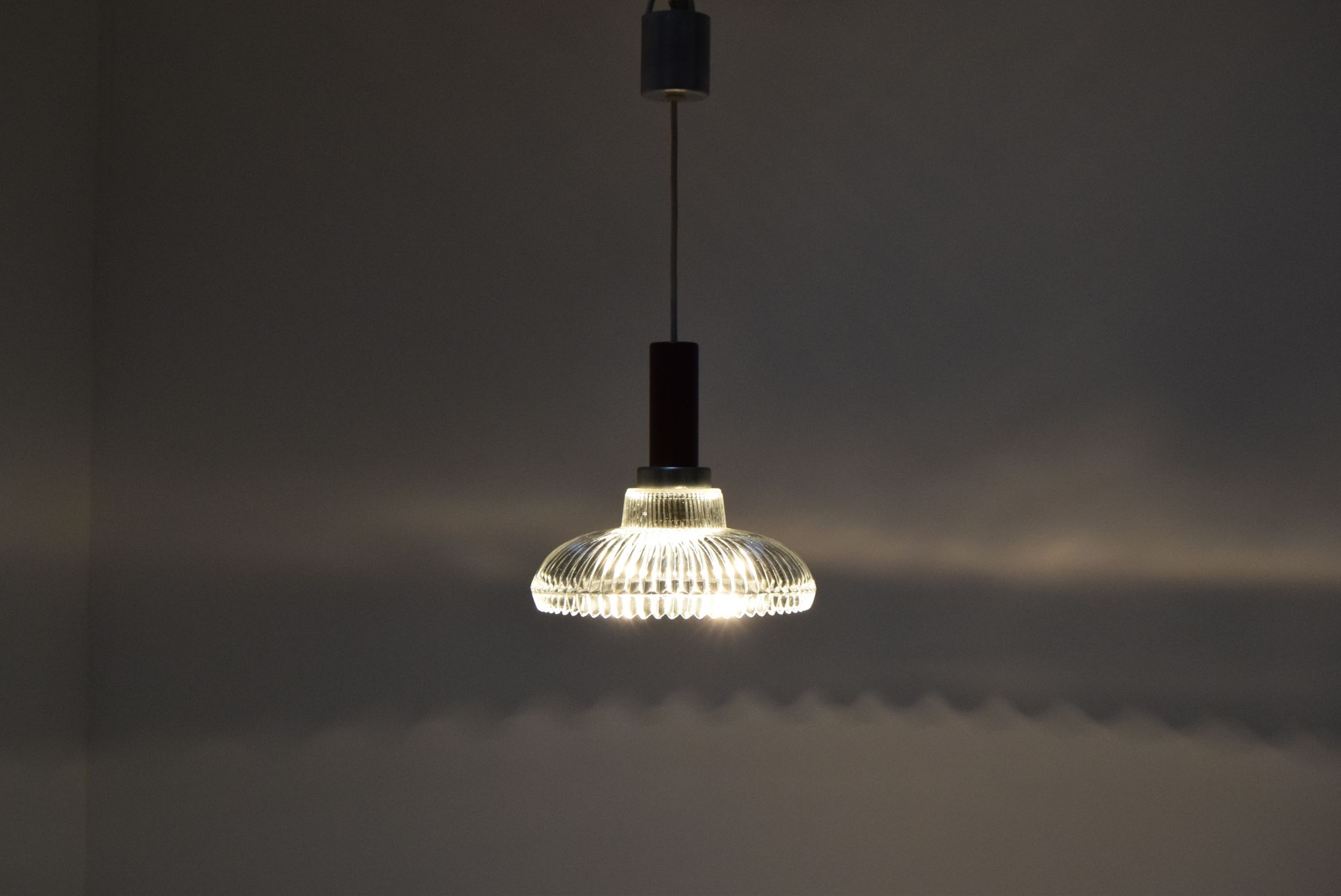 Suspension en verre du milieu du siècle années 1960