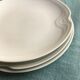 3 assiettes à dessert ou de service en porcelaine blanche