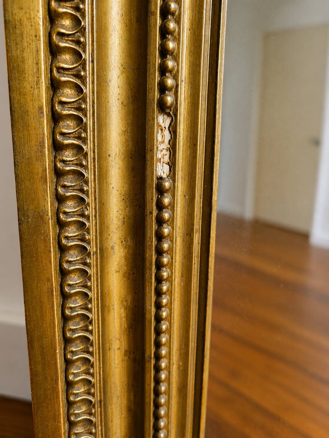 Large Napoleon III mirror 130 × 93 cm — gilded frame sculpted with ribbon pediment.