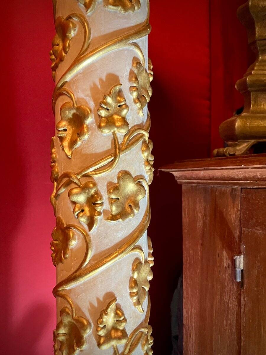 Italian Pedestal Column in White Lacquer and Gold Leaf
