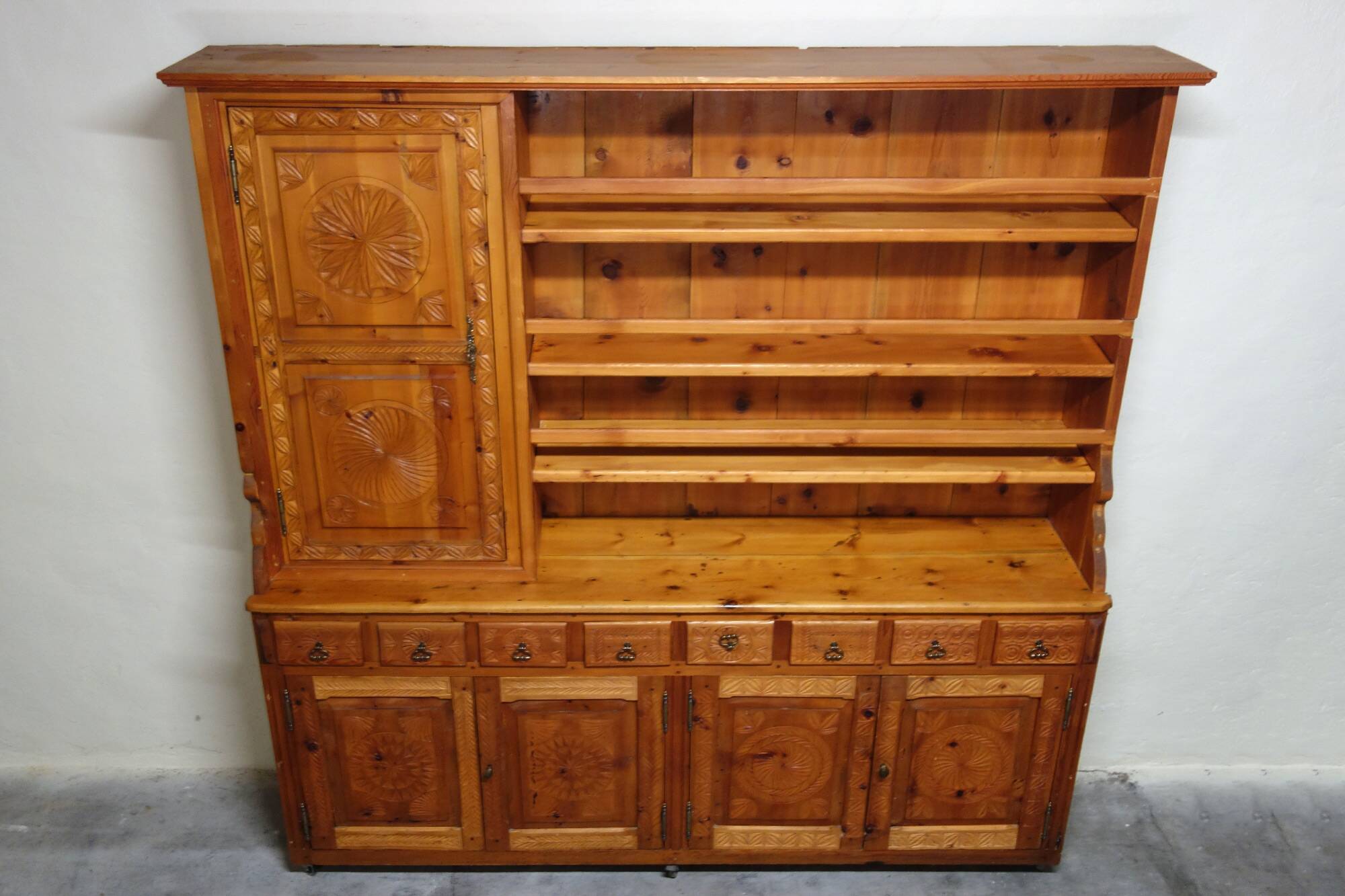 Large Queyras pine dresser, Hautes Alpes
