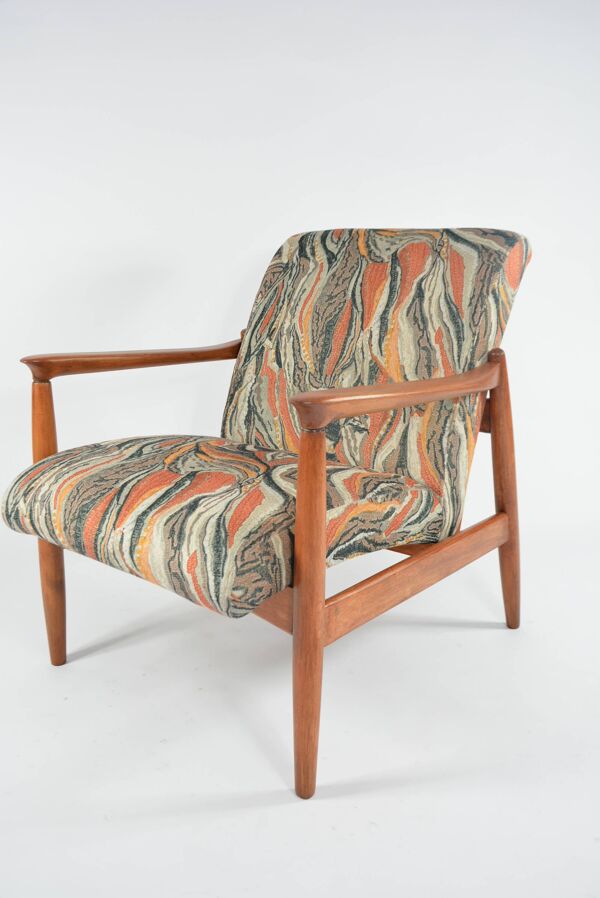 Fauteuil style scandinave à motifs terracotta