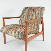 Fauteuil style scandinave à motifs terracotta