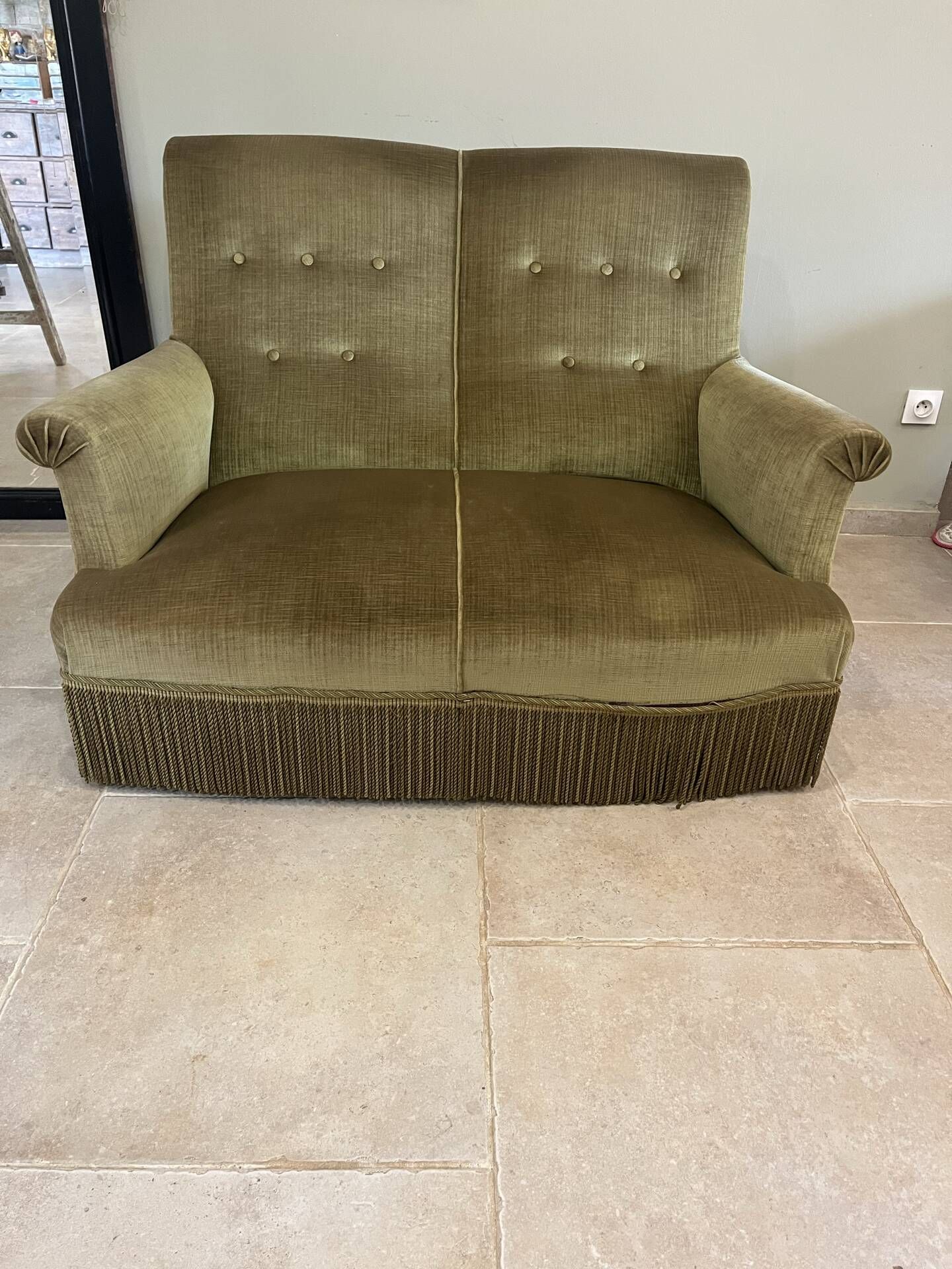 canapé crapaud double vintage en tissu vert olive et passementerie 