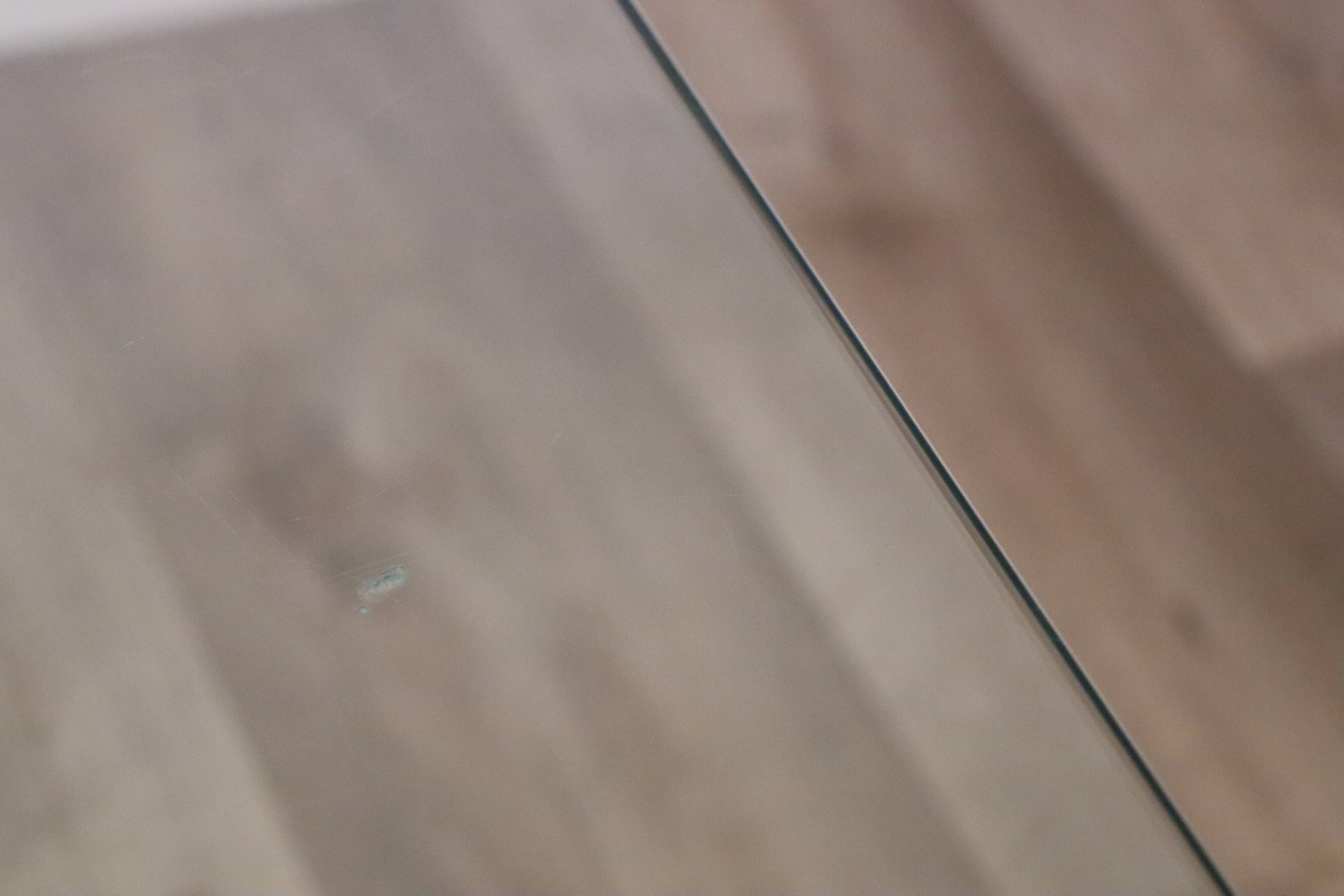 Table basse minimaliste en acier chromé et verre