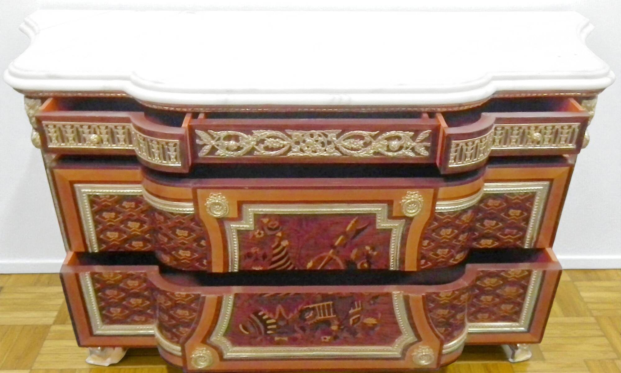 Un buffet style Louis XV avec marbre blanc, orné de bronze, cinq tiroirs