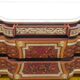 Un buffet style Louis XV avec marbre blanc, orné de bronze, cinq tiroirs