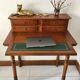 Bureau merisier à tablette rétractable