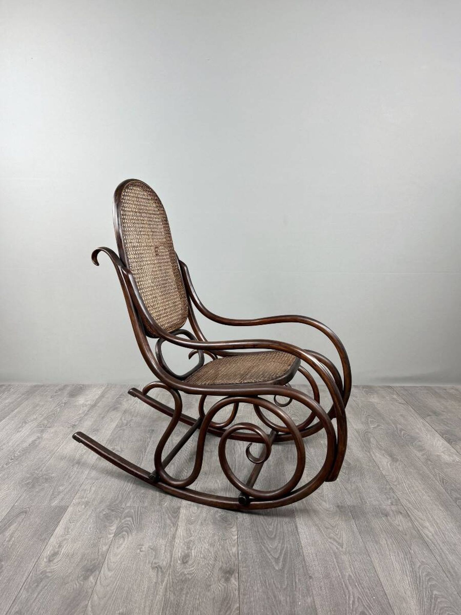 Fauteuil à bascule en bois courbé de style Thonet, XXe Siècle