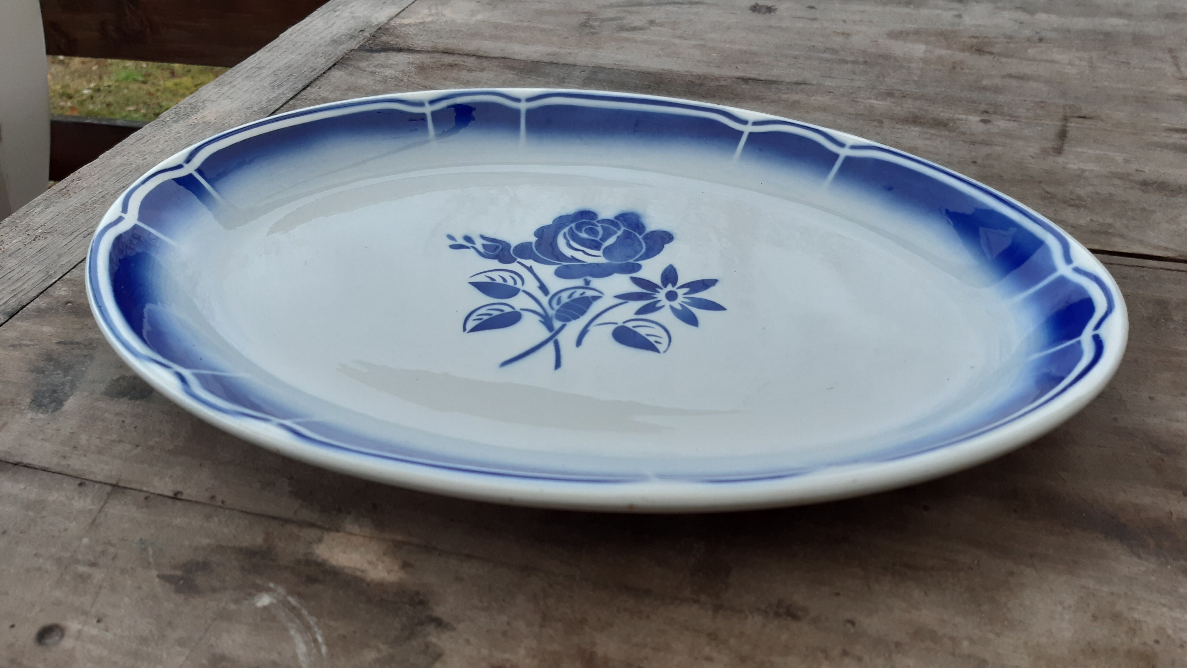 Flat oval faience of Badonviller