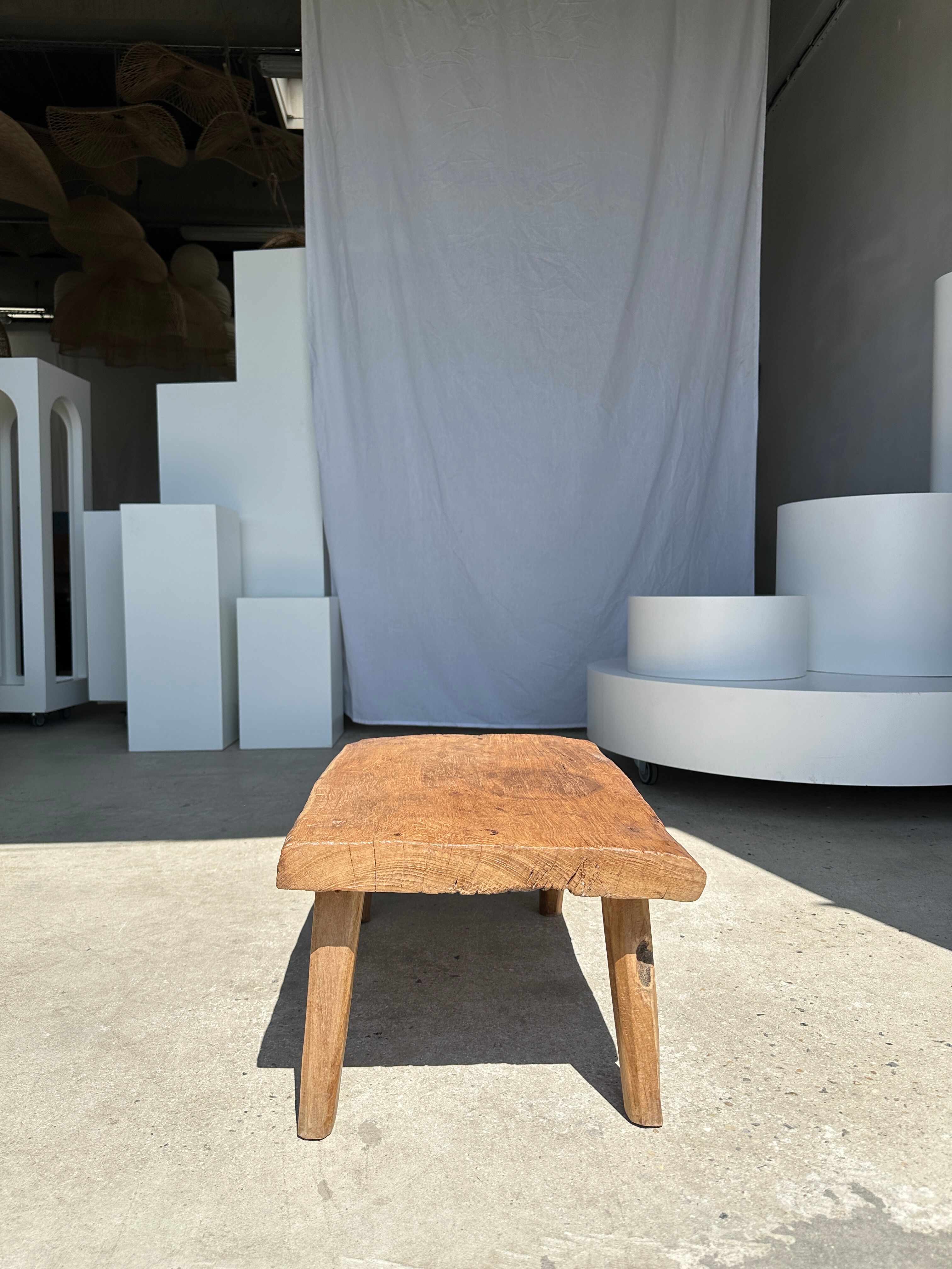 Coffee table in blond teak quadripod