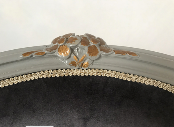 Chauffeuse de style Louis XV bois laqué gris rechampi or