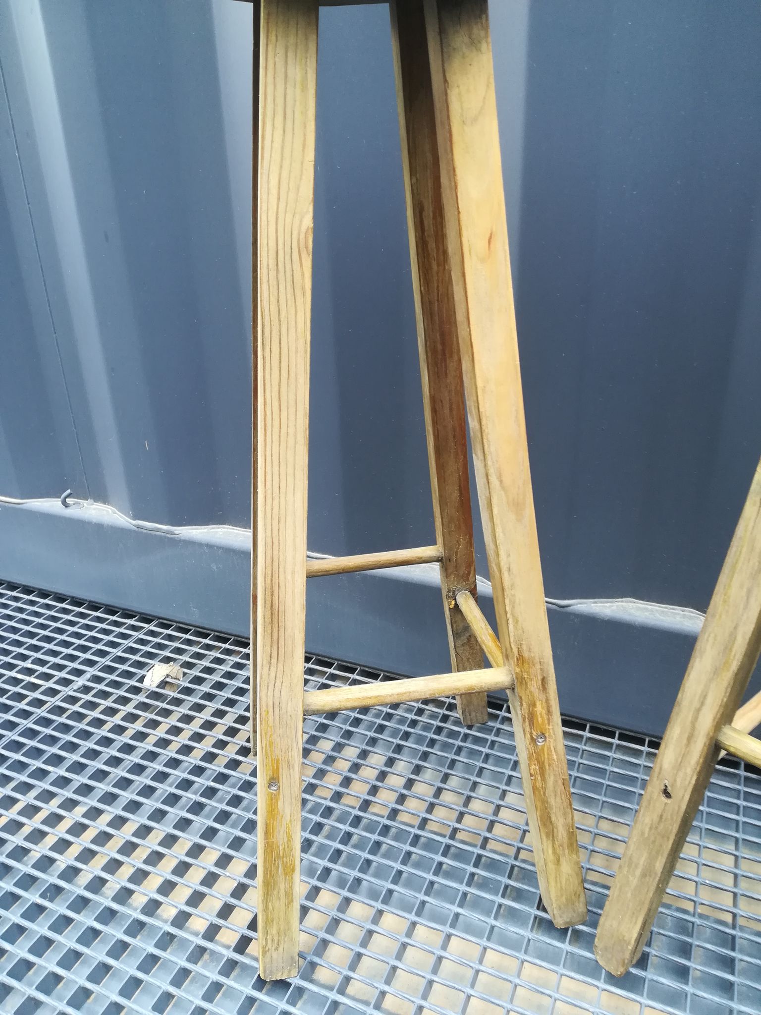 Duo de sellettes en bois brut