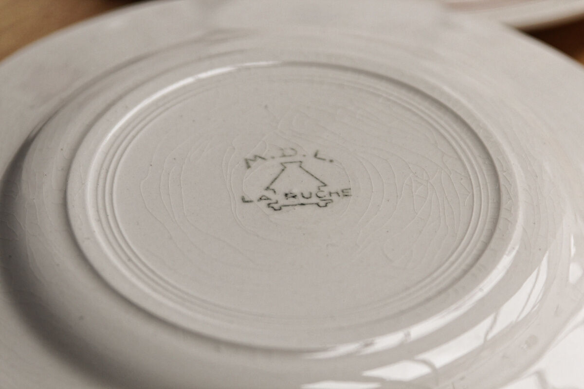 Lot of dessert plates in faience - Mill of Wolves - The Hive