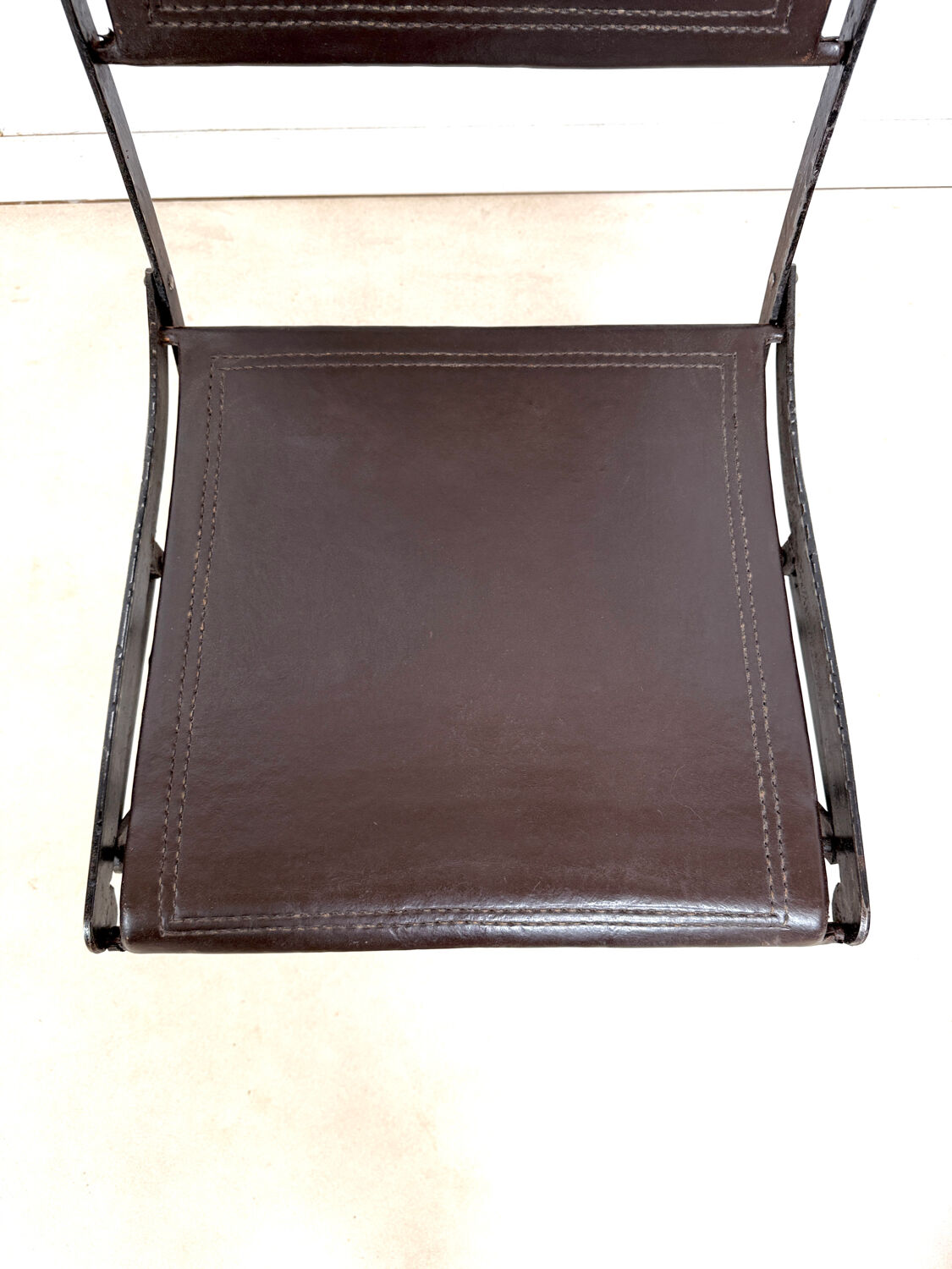 Ensemble de 2 chaises pliantes anciennes en fer forgé et cuir