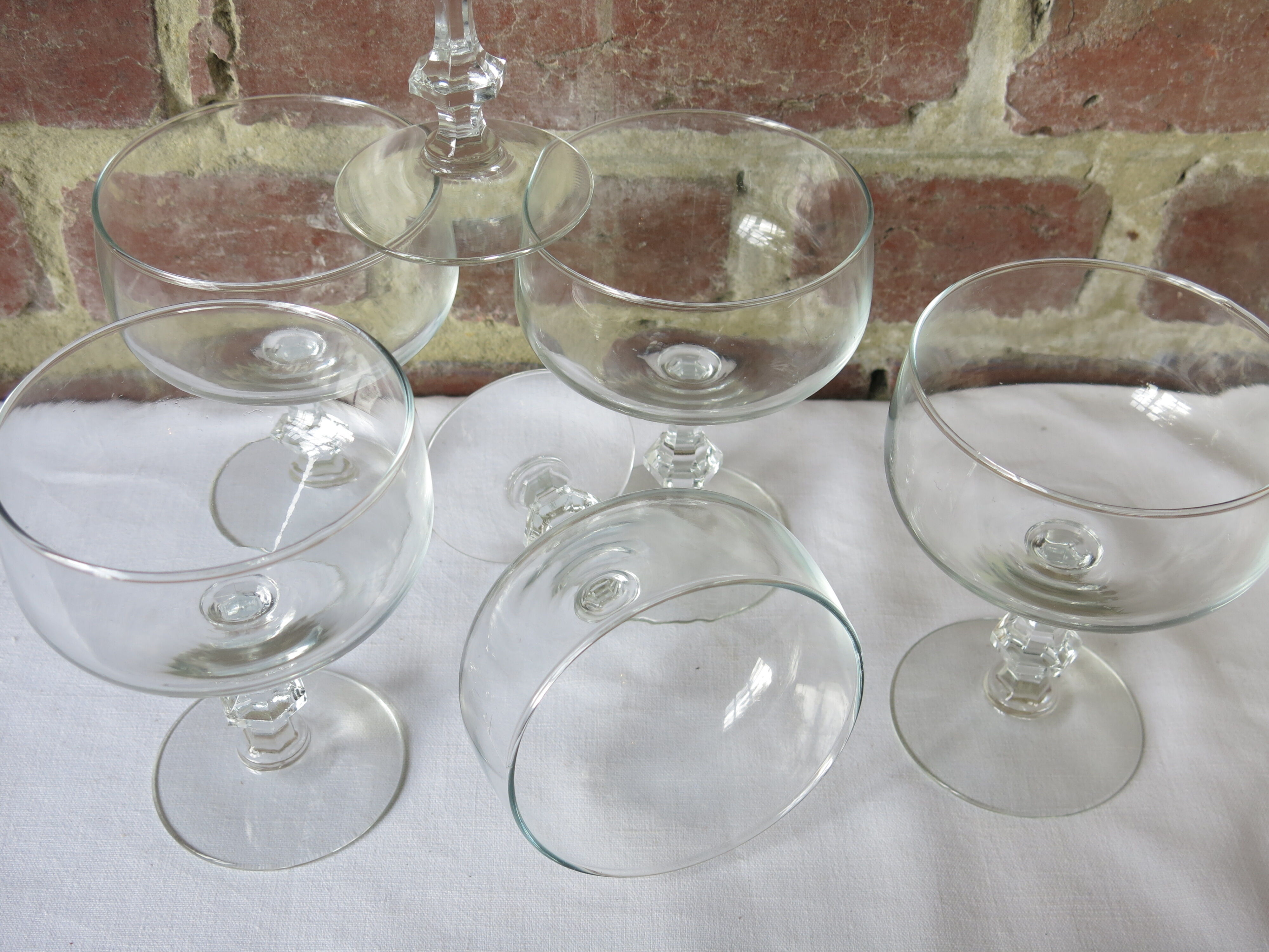 6 champagne or cocktail glasses in transparent glass in very good condition.