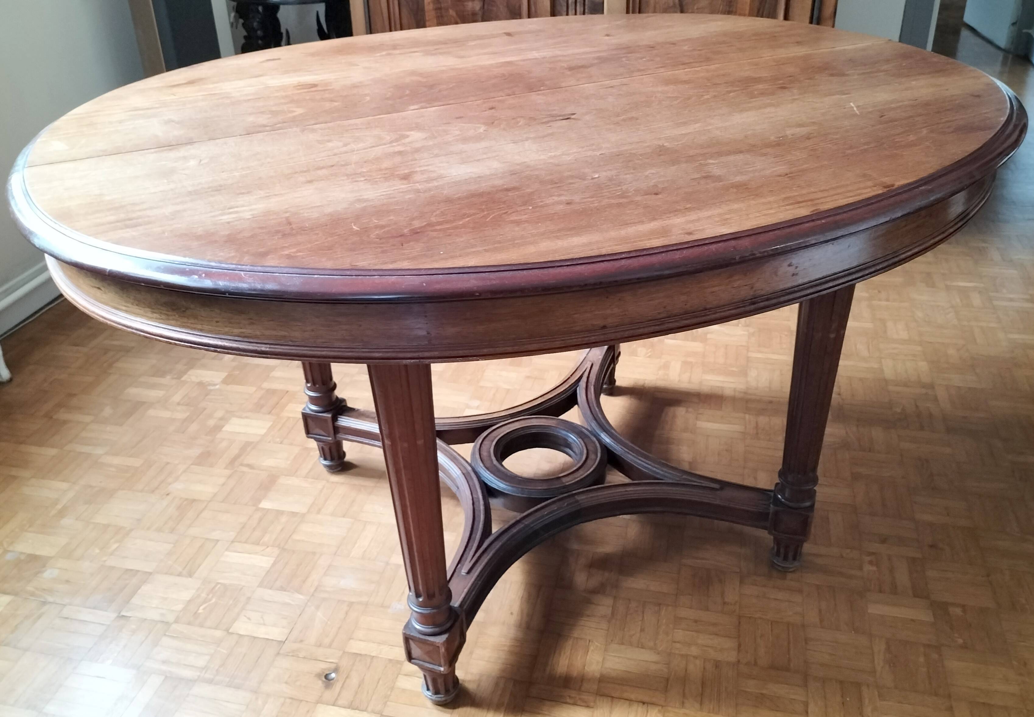 Oval centre table in solid mahogany from the Directoire, Empire period.