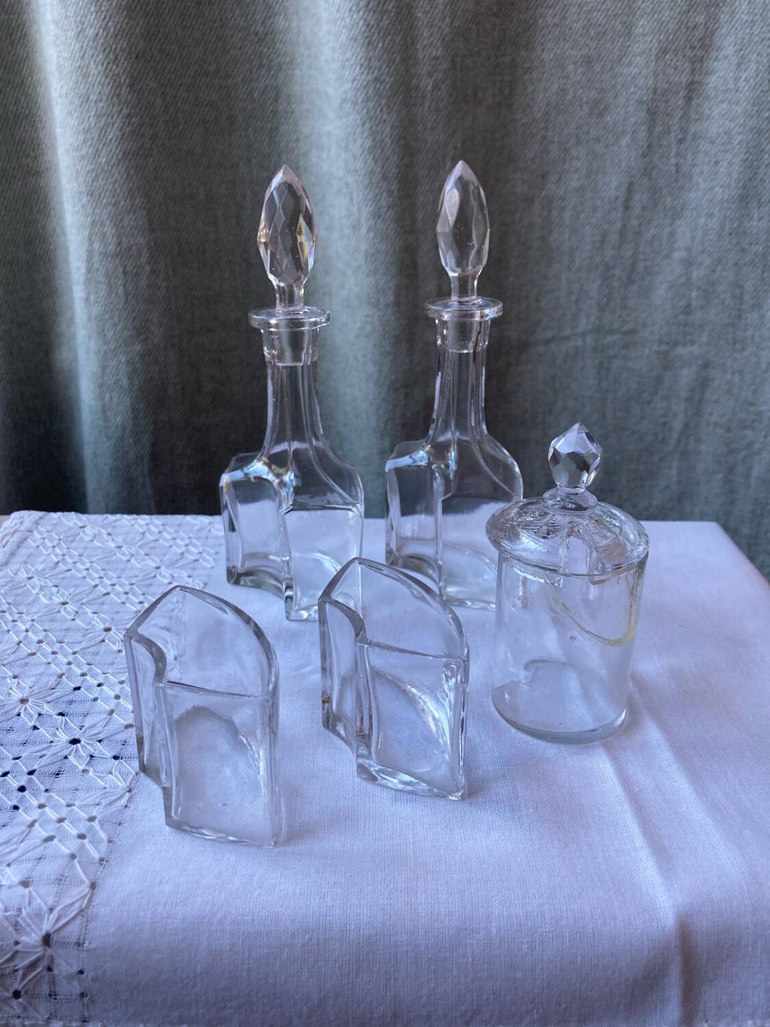 Vinaigriers ancien verre et métal ajouré