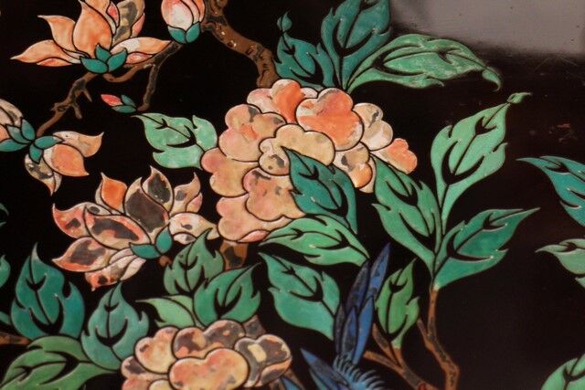 Circular wooden coffee table with bird decoration China Far East