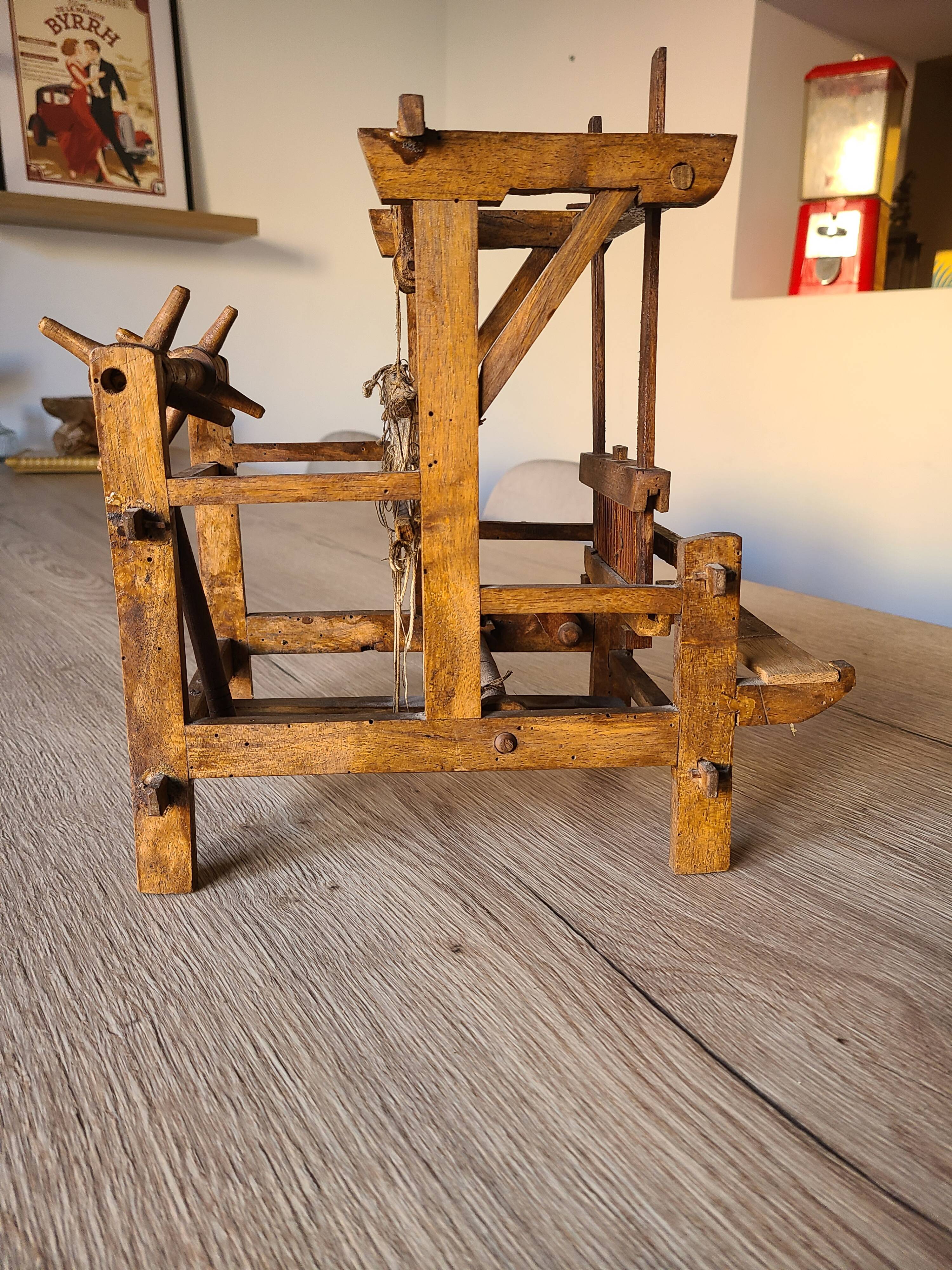 Table loom, old, made of wood.