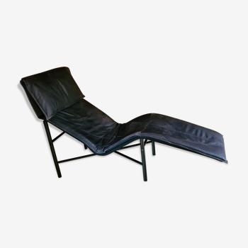 Vintage chaise longue in black leather (designed by Tord-Björklund for Ikea)