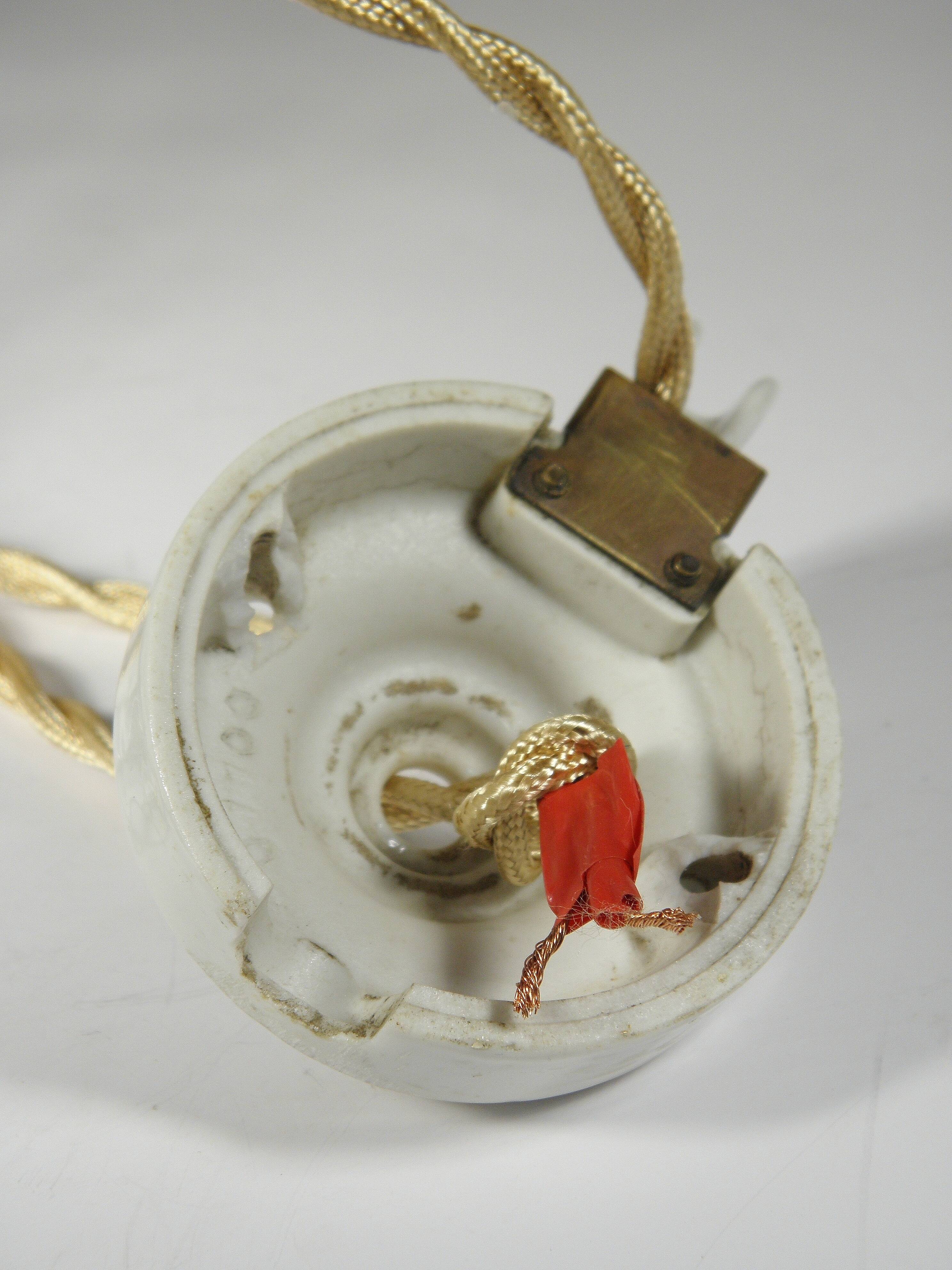 Suspension "monte et baisse" en opaline, années 40