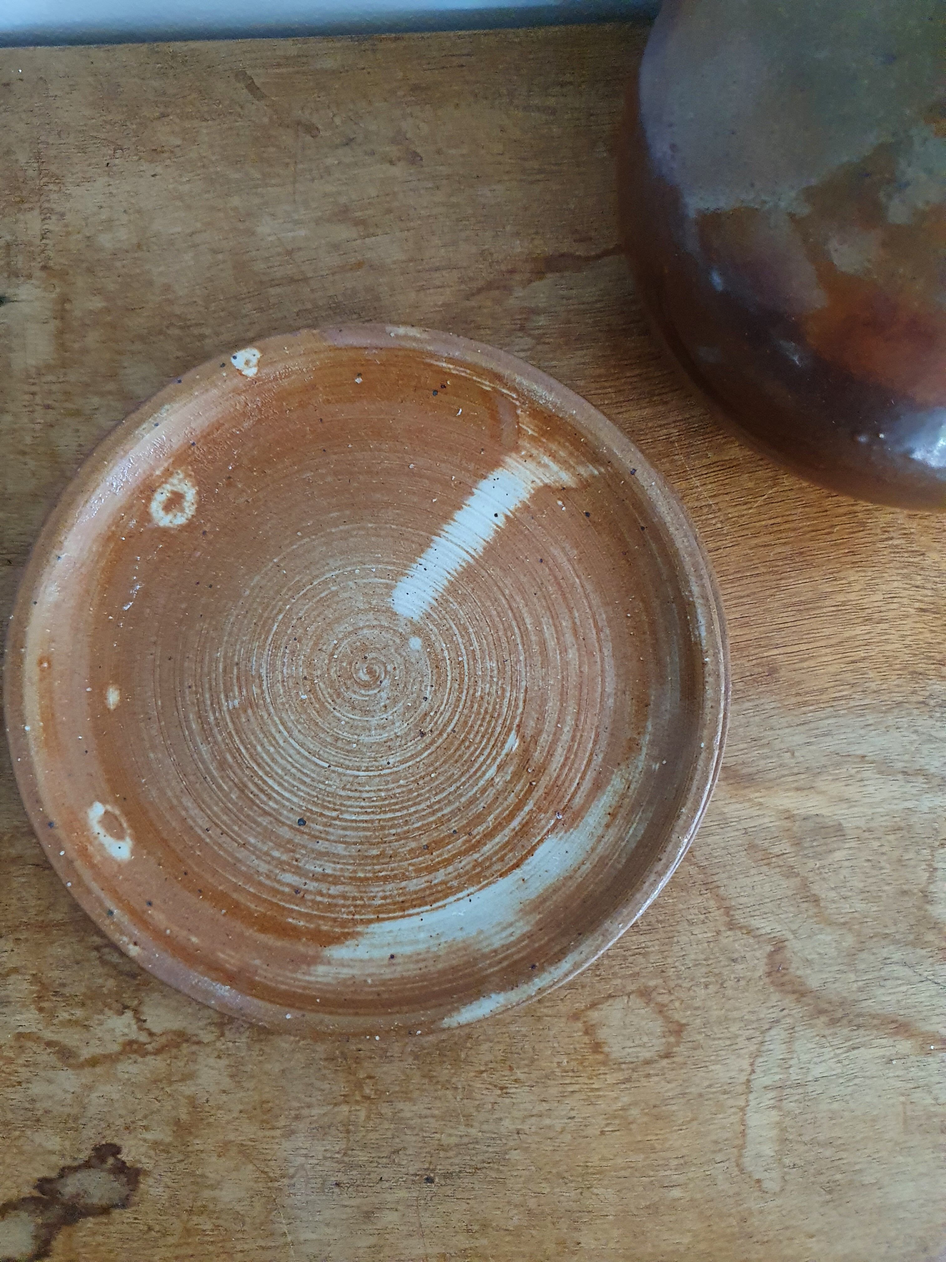 Duo of stoneware plates