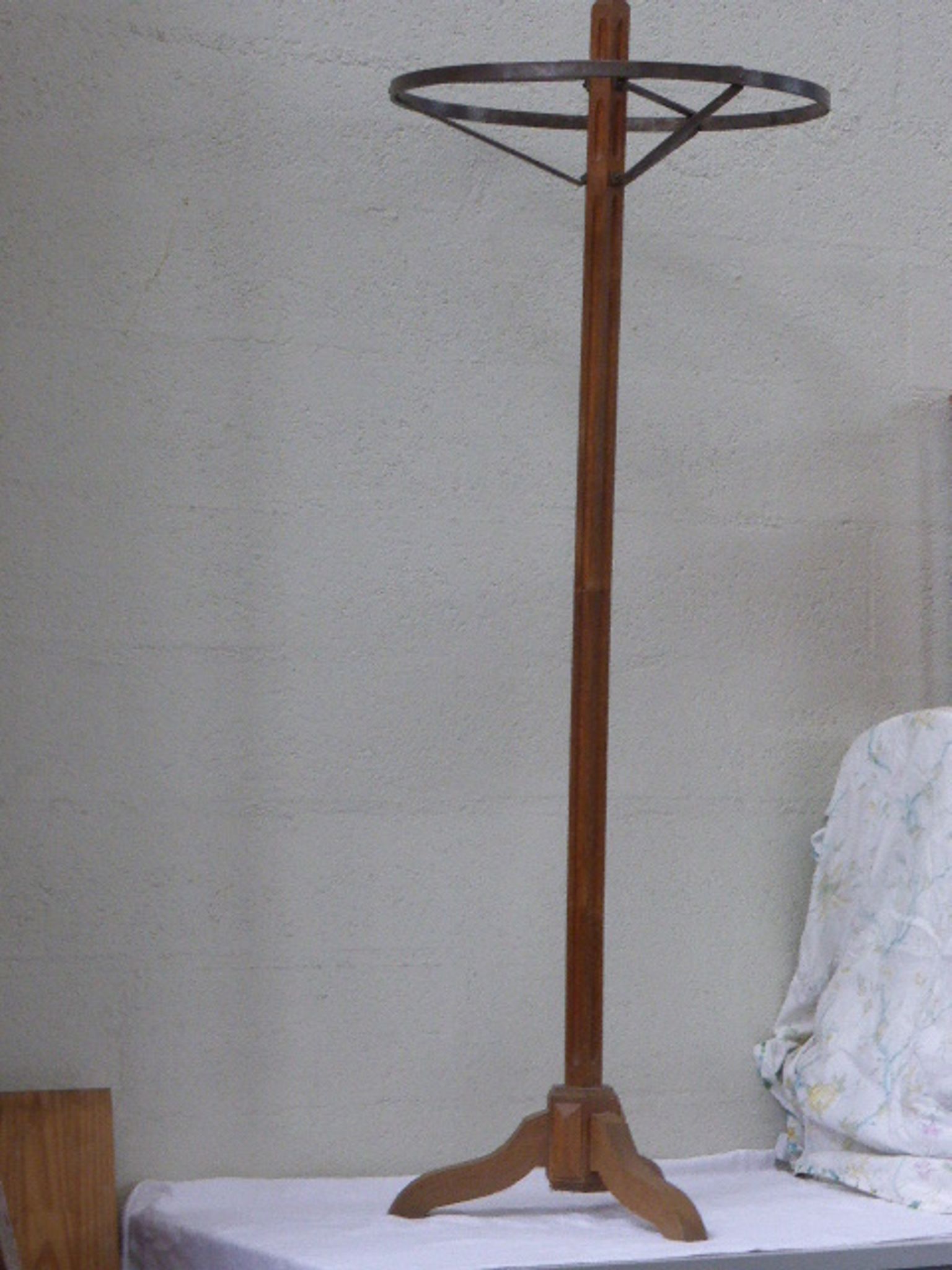 Coat rack in wood and metal