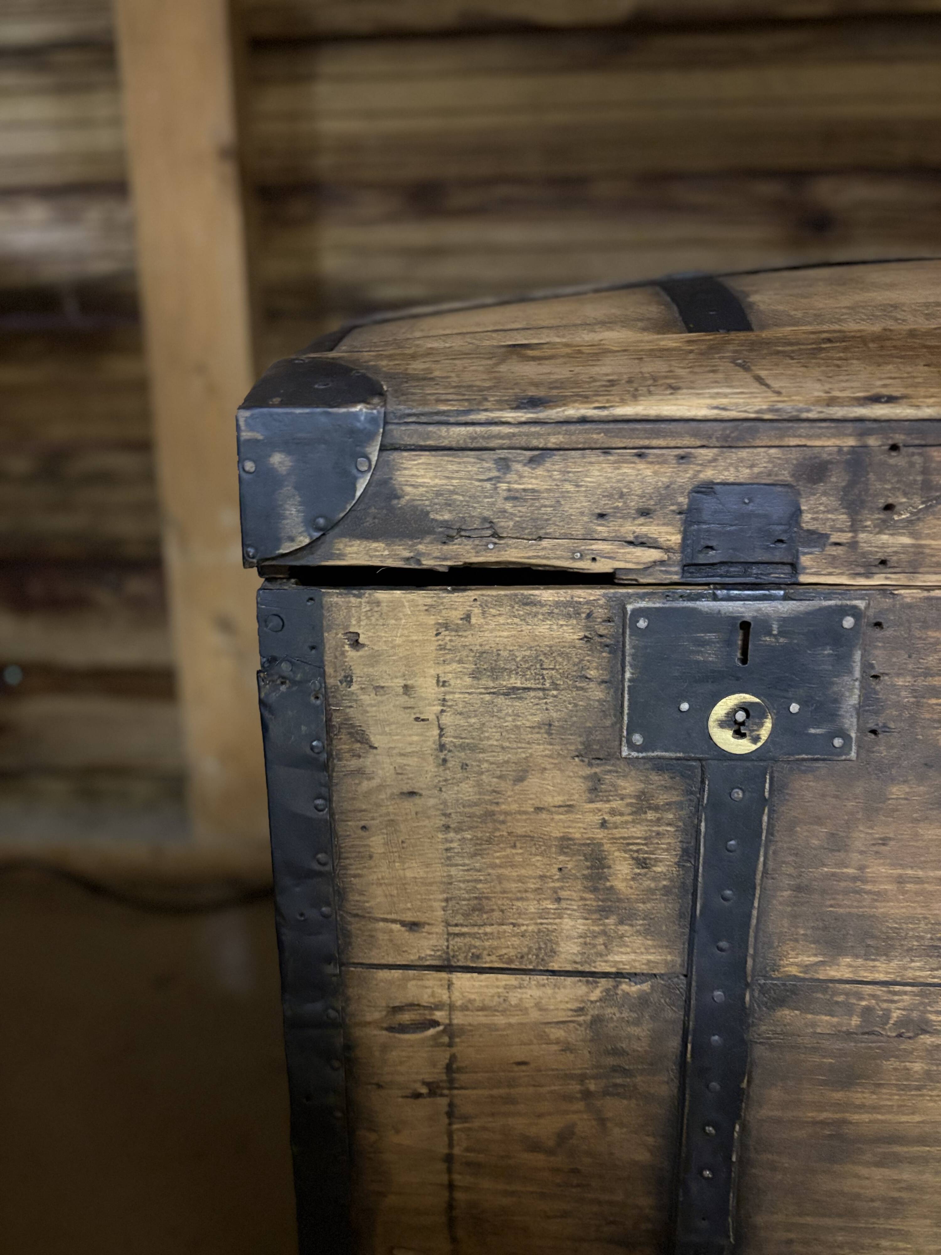 Renovated old wooden trunk – storage box / vintage decor