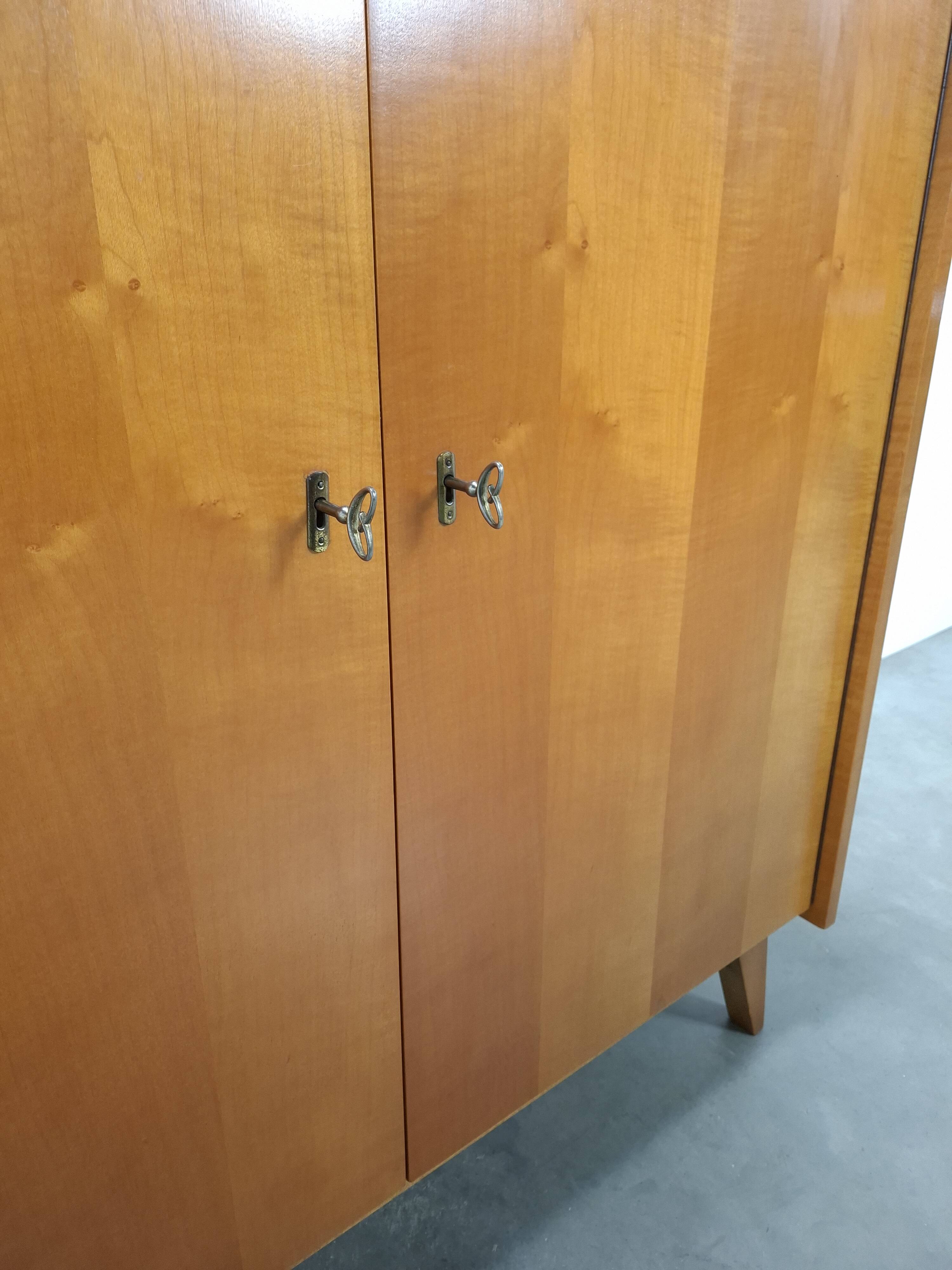 Kledingkast met legplanken en lades, opbergkast