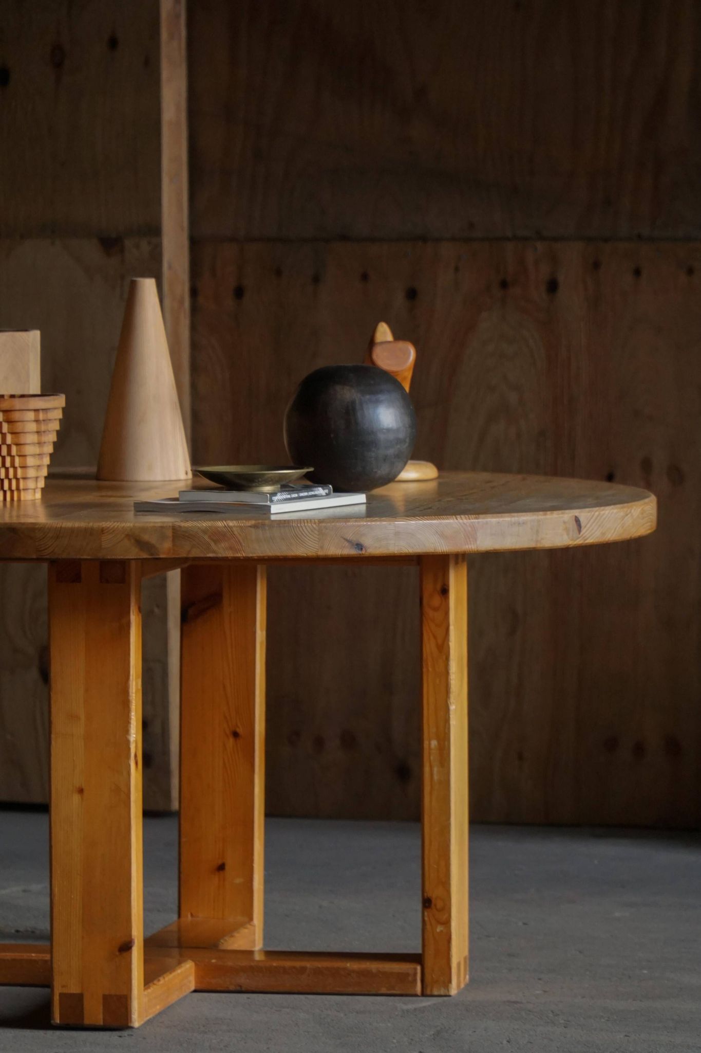 Round table in pine by Roland Wilhelmsson, mid-20th century.