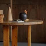 Round table in pine by Roland Wilhelmsson, mid-20th century.