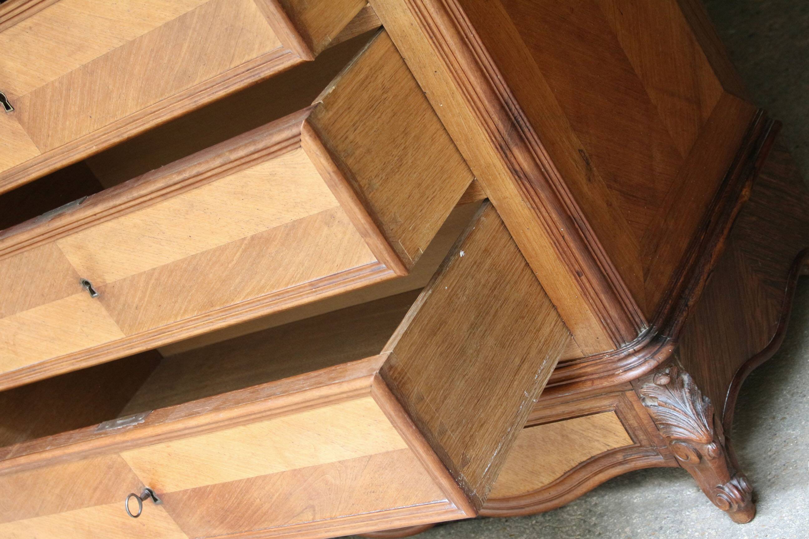 Magnificent 19th century secretary in walnut veneer.