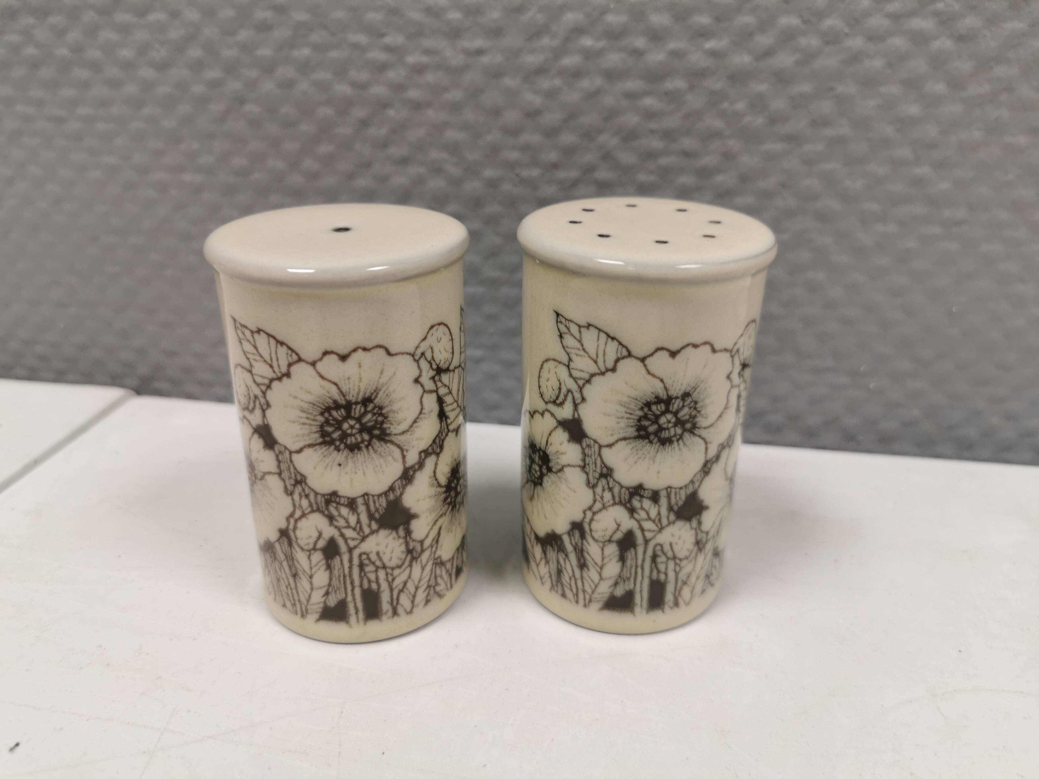 Beautiful salt and pepper set in porcelain from English Hornsea