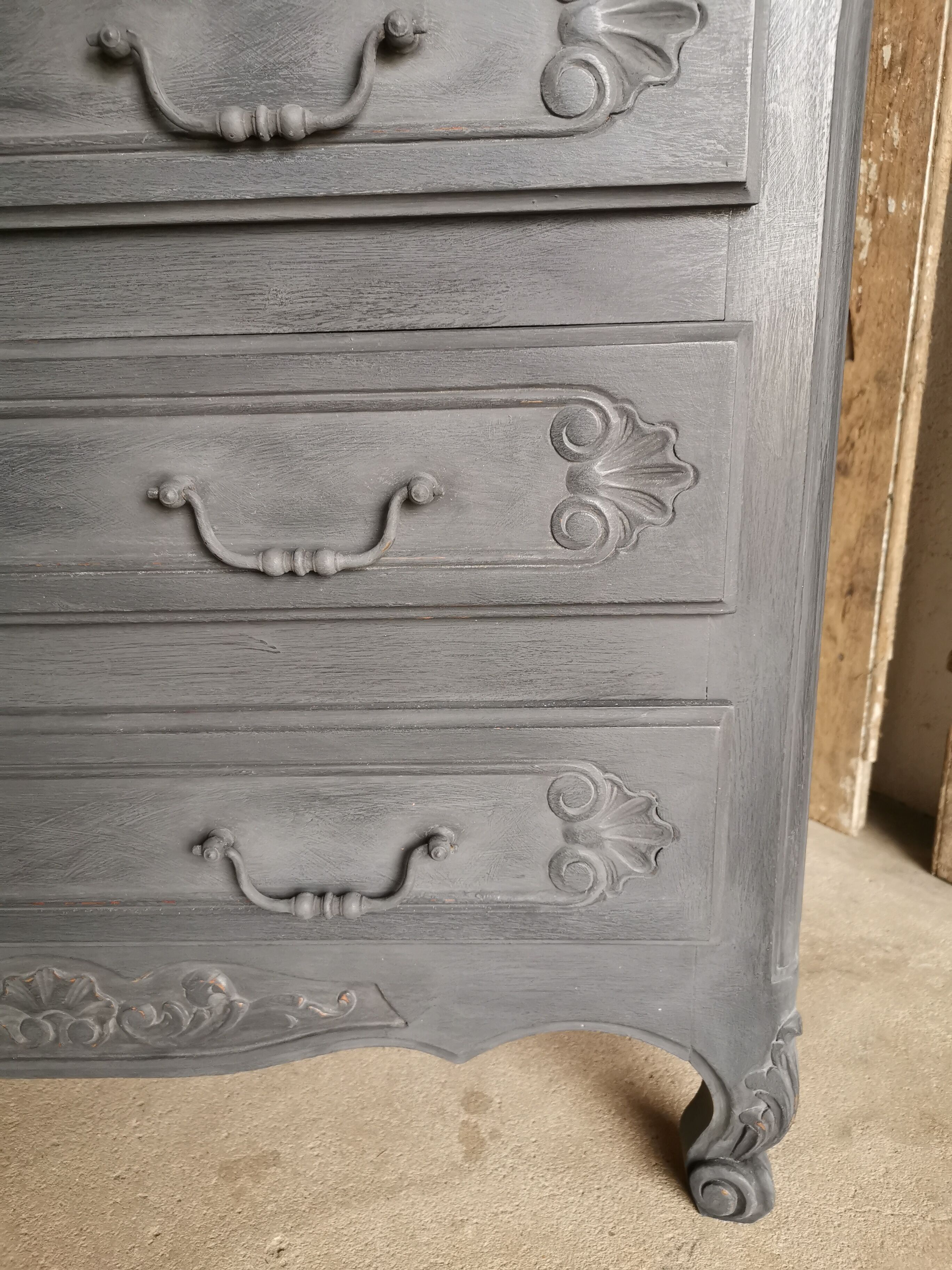 Antique chest of drawers