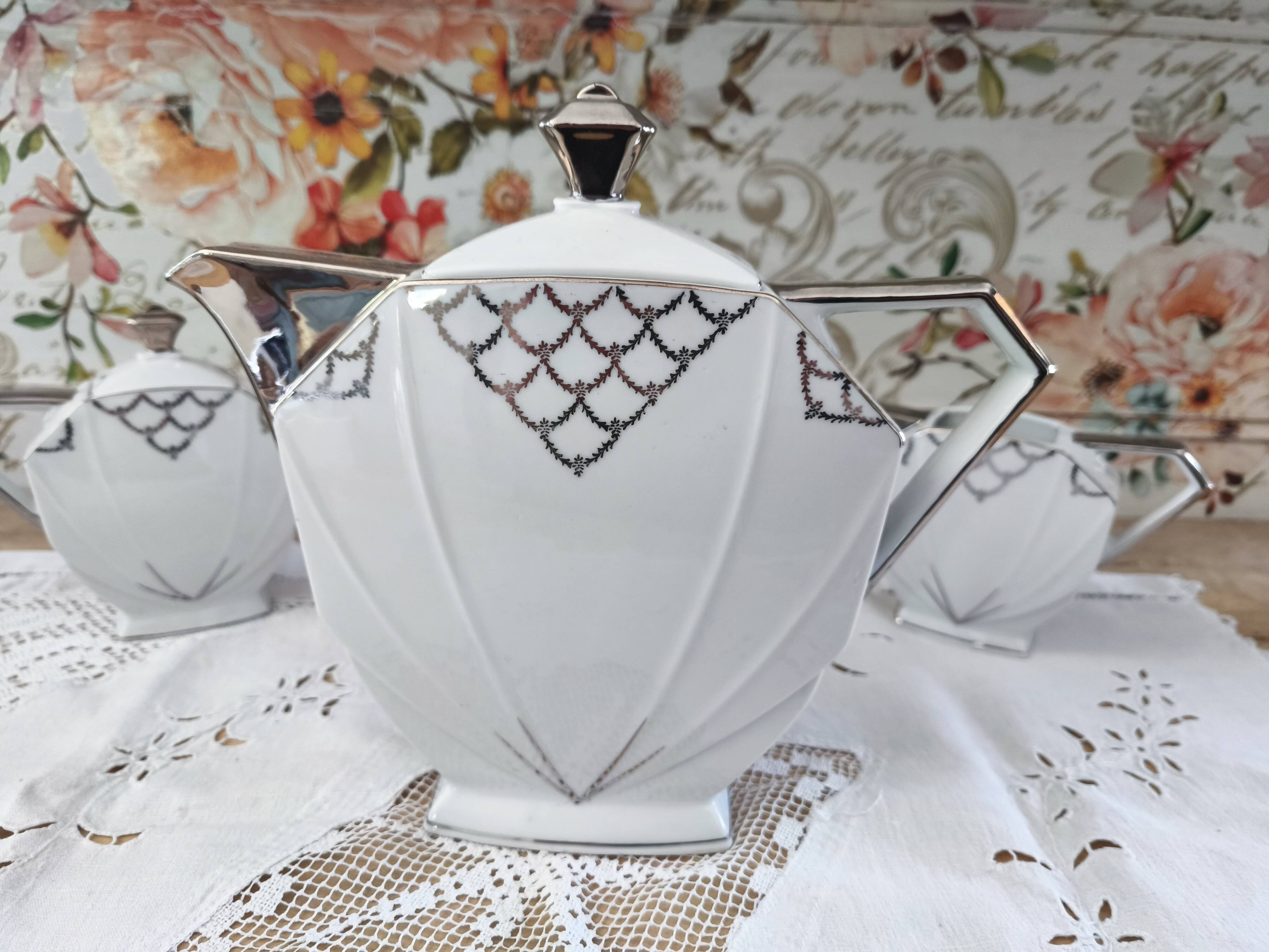 Service à café Art Déco en porcelaine blanche décor argenté