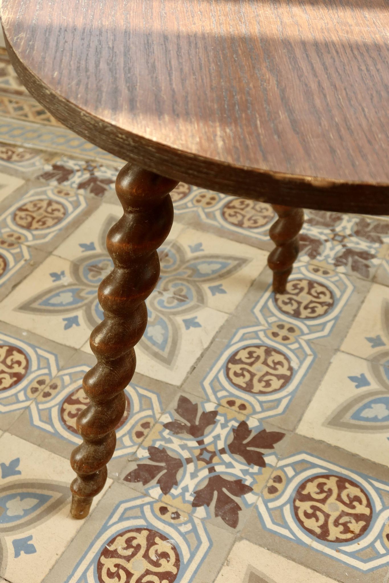 Table d’appoint circulaire vintage en bois à pieds tournés