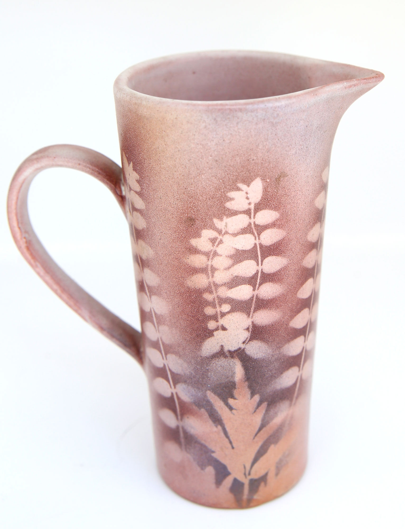 Pichet vintage aux plantes en négatif dans les tons rose / violet