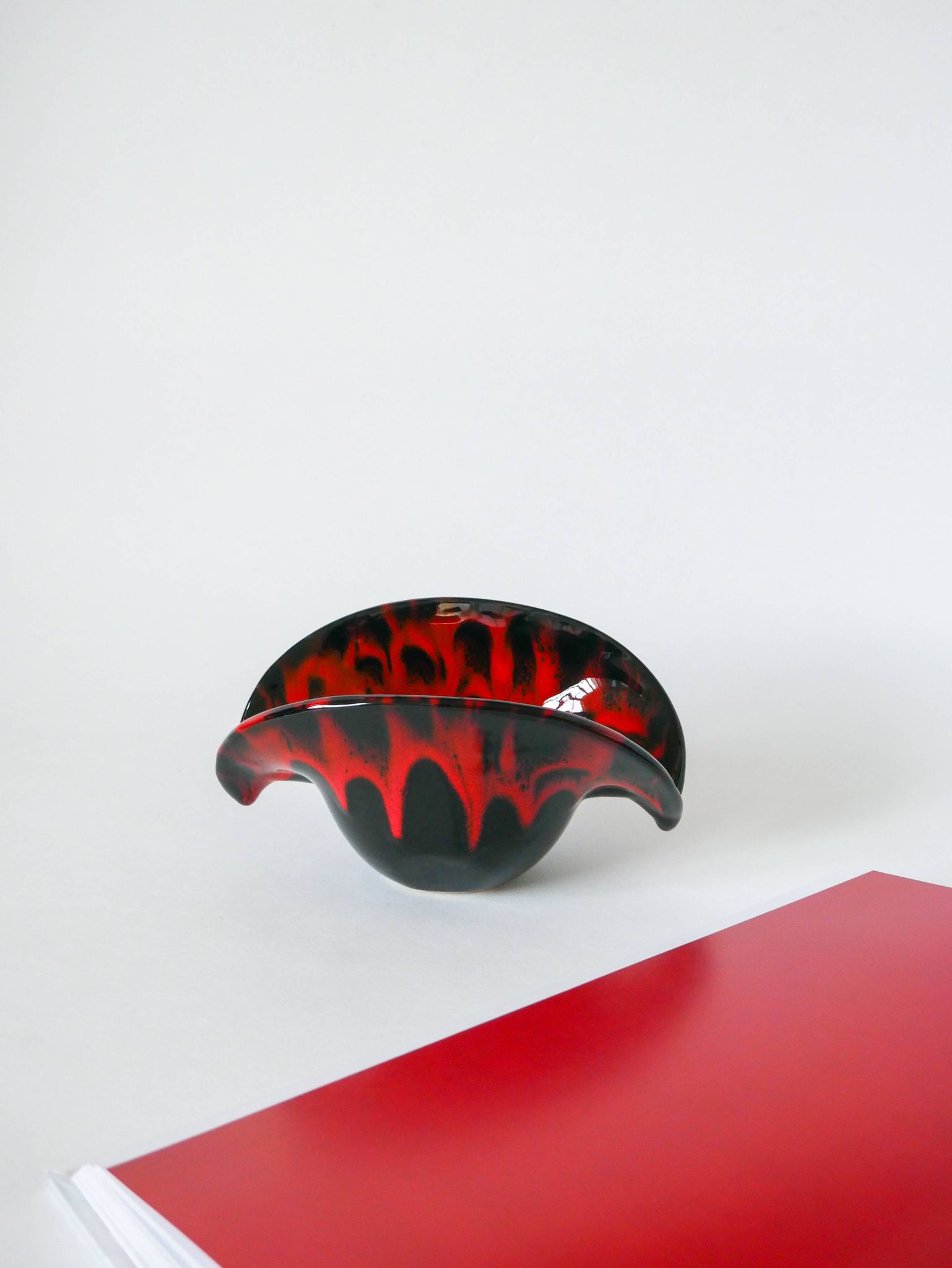Vide-poche en céramique noir et rouge style Vallauris 1970