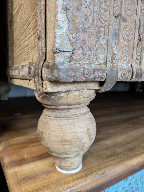 Authentique ancien coffre / malle du Rajasthan métal martelé teck