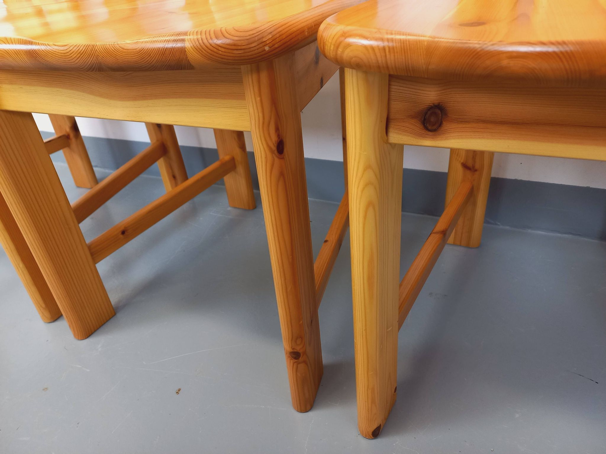 Suite de 4 chaises vintage en pin des années 70 80